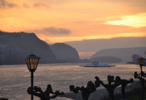 Morgenstimmung am Rhein, Blick vom Hotelpark.jpg