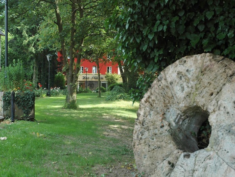 Mühlstein im Park
